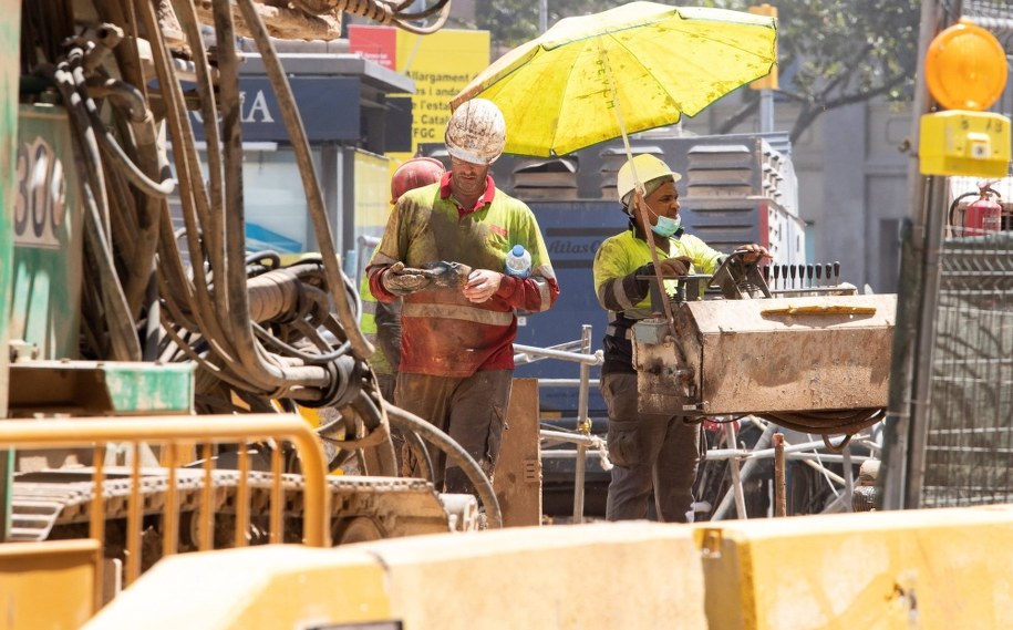 Robotnicy w Barcelonie /MARTA PEREZ /PAP/EPA