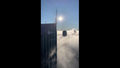 Robotnicy wysokościowi nagrali wspaniały widok z góry. Miasto przykryte chmurami