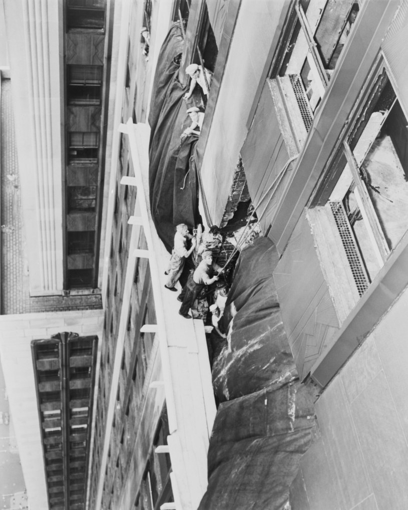 Robotnicy zakrywają dziurę pomiędzy 78. a 79. piętrem Empire State Building płótnem po tym, jak bombowiec B-25 Mitchell uderzył w budynek /Everett Collection /East News