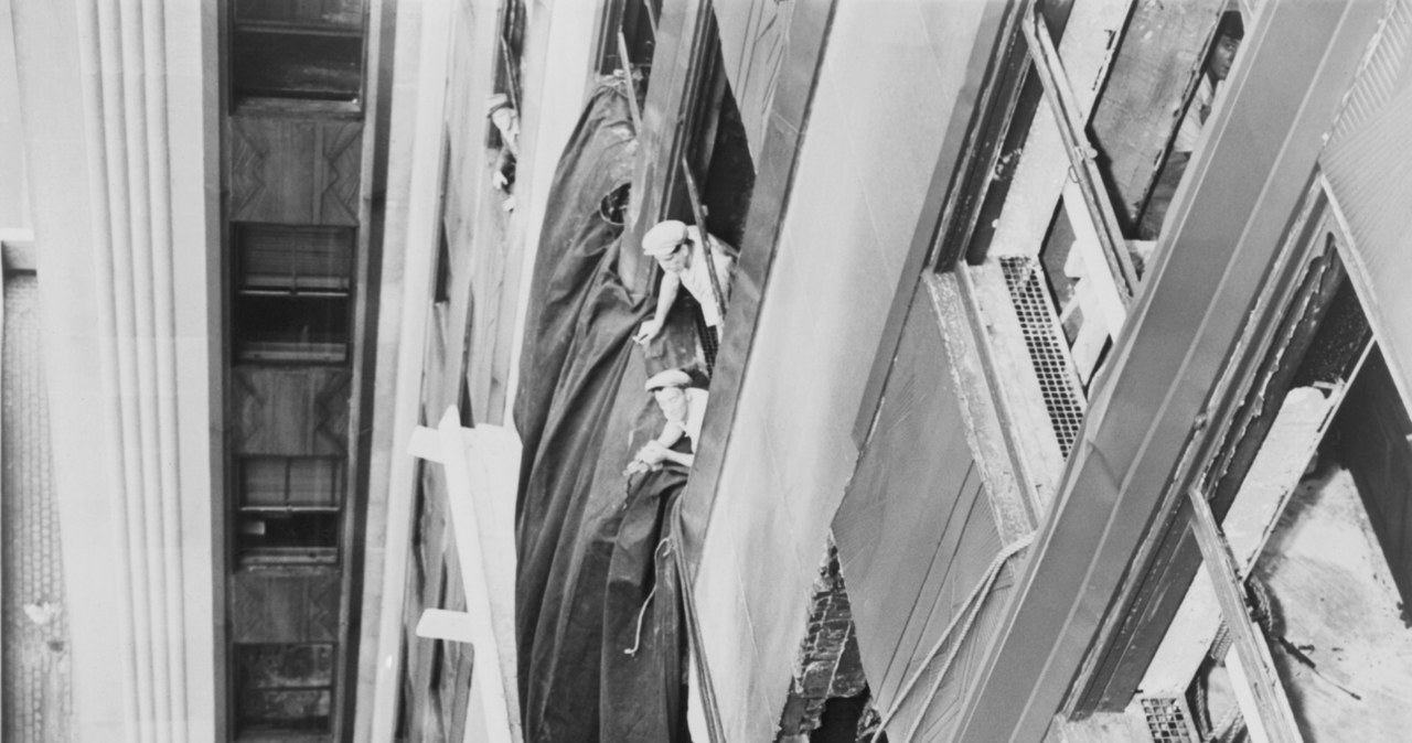 Robotnicy zakrywają dziurę pomiędzy 78. a 79. piętrem Empire State Building płótnem po tym, jak bombowiec B-25 Mitchell uderzył w budynek /Everett Collection /East News