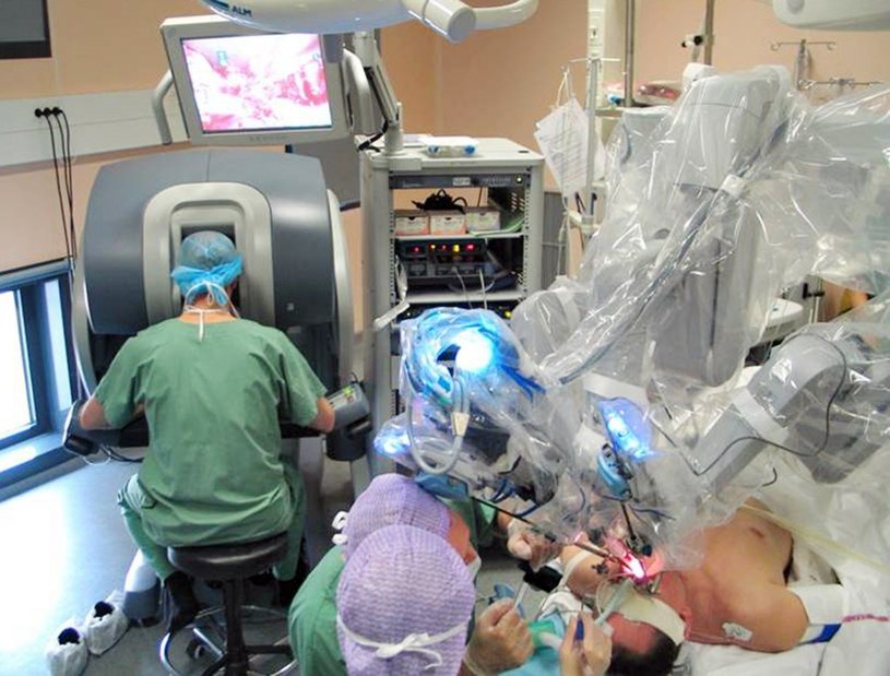 Roboty chirurgiczne w USA spowodowały w ostatnich latach śmierć 144 pacjentów. /AFP