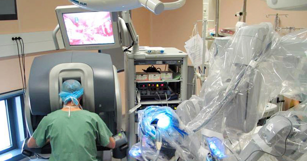 Roboty chirurgiczne w USA spowodowały w ostatnich latach śmierć 144 pacjentów. /AFP