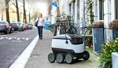 Roboty dostawcze legalnie wyjadą na chodniki w UK? Są protesty