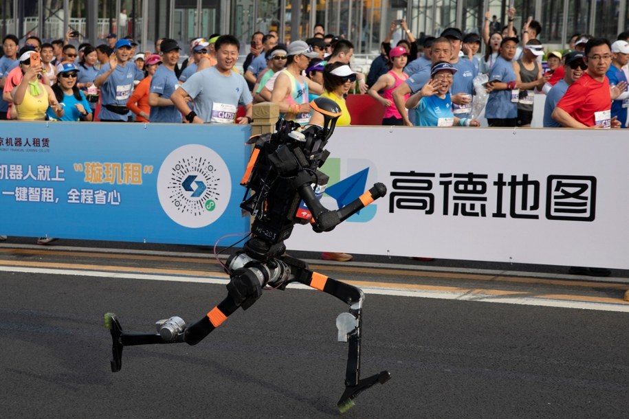 Roboty kontra ludzie, czyli półmaraton w Pekinie /ANDRES MARTINEZ CASARES /PAP/EPA