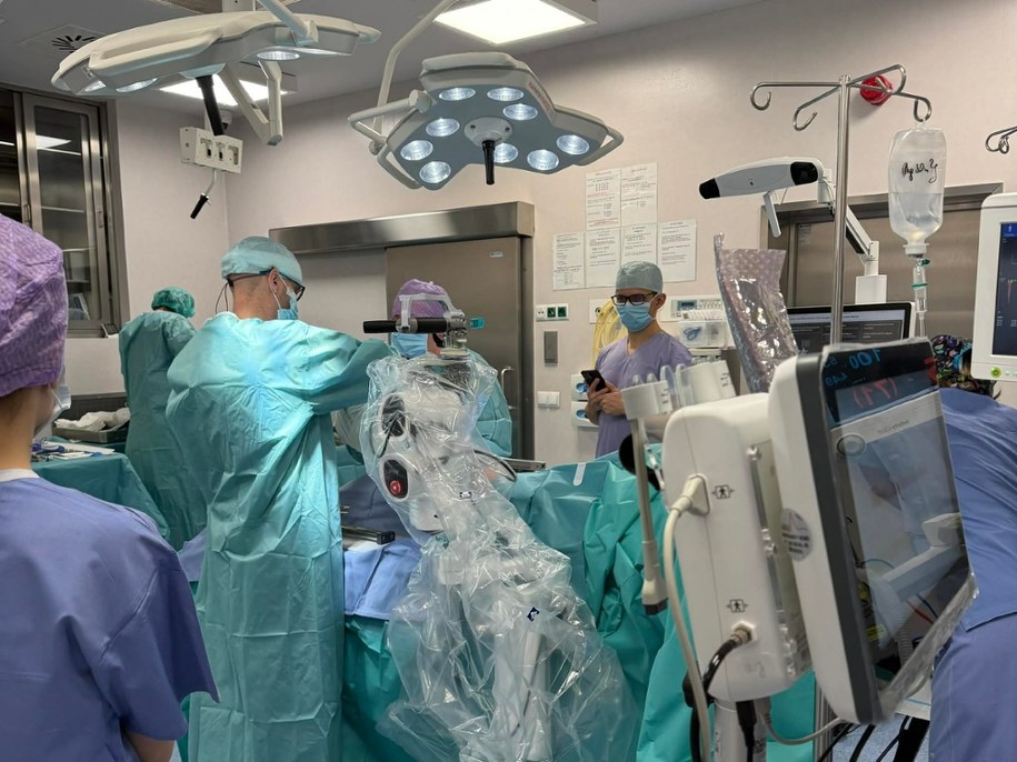 Roboty opanowały sale operacyjne? Tak pracuje ortopedyczne ramię /Wojskowy Szpital Kliniczny w Krakowie /