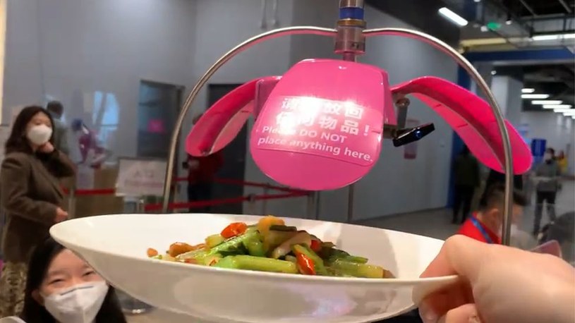 Roboty podające jedzenie. Chińczycy walczą z koronawirusem w wiosce olimpijskiej /YouTube