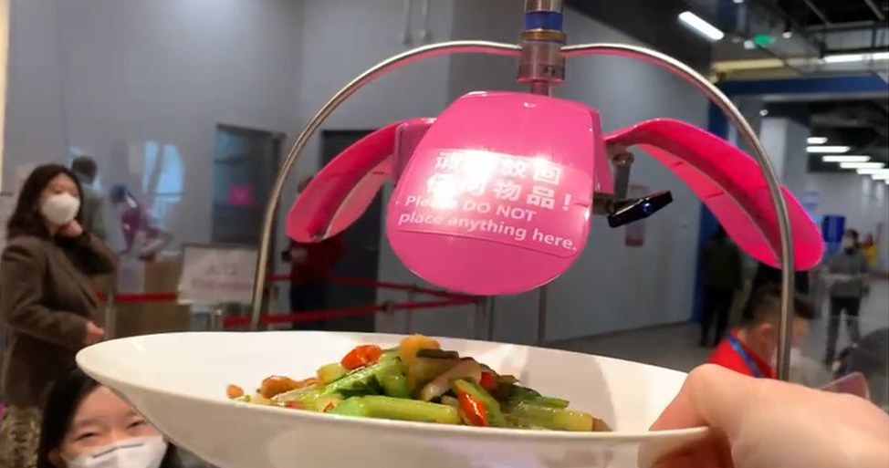 Roboty podające jedzenie. Chińczycy walczą z koronawirusem w wiosce olimpijskiej /YouTube