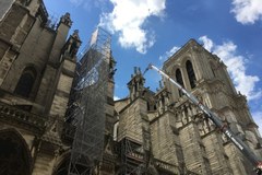 Roboty pracują wewnątrz paryskiej katedry Notre-Dame
