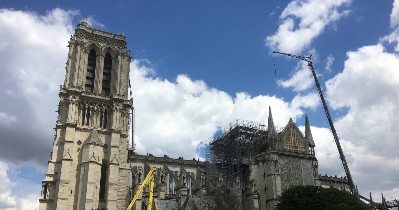 Roboty pracują wewnątrz paryskiej katedry Notre-Dame