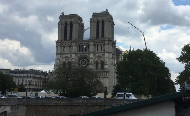 Roboty pracują wewnątrz paryskiej katedry Notre-Dame