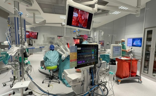 Roboty przejmują sale operacyjne! Jak technologia zmienia urologię? [ZDJĘCIA]