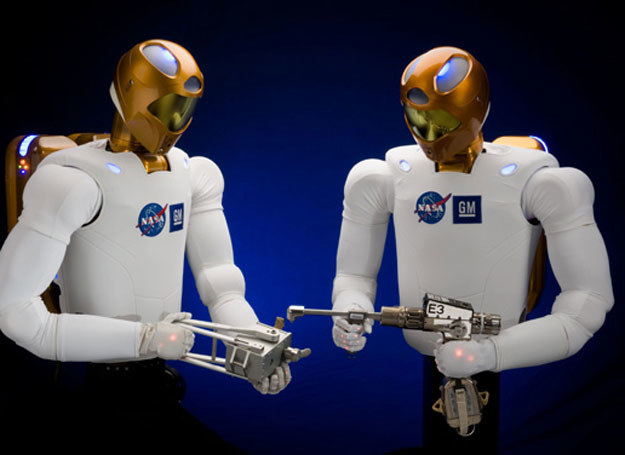 Roboty takie, jak Robonaut 2 mogą w kosmicznym hotelu pełnić rolę służby /MWMedia