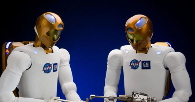 Roboty takie, jak Robonaut 2 mogą w kosmicznym hotelu pełnić rolę służby /MWMedia