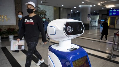 Roboty w walce z koronawirusem. Dezynfekują, mierzą temperaturę i dostarczają żywność