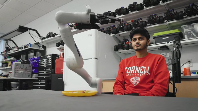 Robotyczne ramię w akcji Fot. Uniwersytet Cornell /materiał zewnętrzny