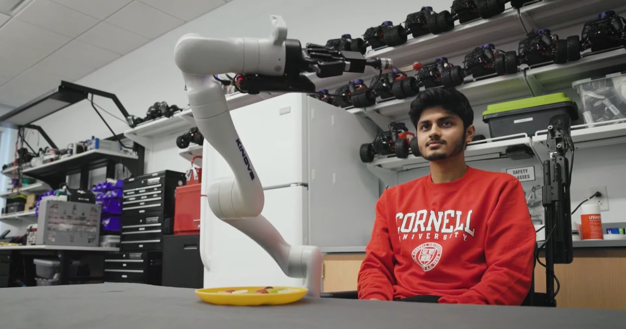 Robotyczne ramię w akcji Fot. Uniwersytet Cornell /materiał zewnętrzny