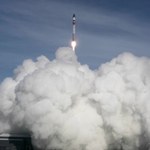 Rocket Lab przechwyciło w powietrzu rakietę wracającą z orbity [wideo]