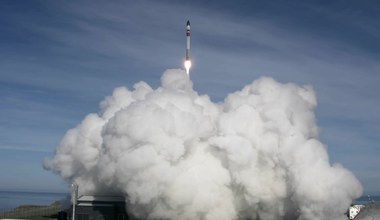 Rocket Lab przechwyciło w powietrzu rakietę wracającą z orbity [wideo]