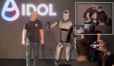 "Rocky" po rosyjsku. Robot AI Aidol wchodzi na scenę… i pada