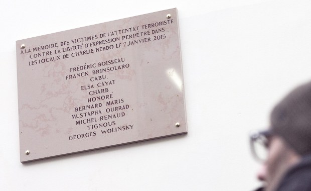 Rocznica ataku na "Charlie Hebdo": Paryżanie oburzeni. "Zasłużyli na pomnik, a nie banalną tablicę"