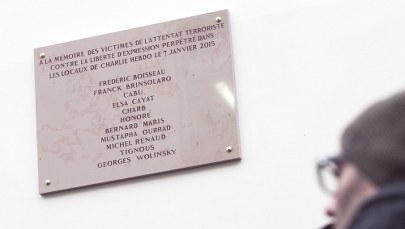 Rocznica ataku na "Charlie Hebdo": Paryżanie oburzeni. "Zasłużyli na pomnik, a nie banalną tablicę"