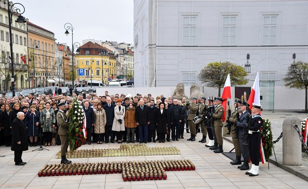 Rocznica katastrofy smoleńskiej. Apel Pamięci przed Pałacem Prezydenckim 