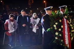 Rocznicowe uroczystości przed pomnikiem ofiar Grudnia '70 w Gdyni