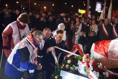 Rocznicowe uroczystości przed pomnikiem ofiar Grudnia '70 w Gdyni