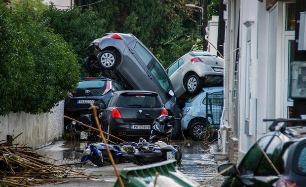 Rodos pod wodą. Zalane ulice, zakaz ruchu i uwięzieni ludzie