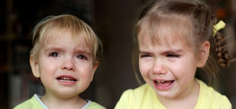 Rodzeństwo dzieci z zaburzeniami jest na nie narażone bardziej /123RF/PICSEL
