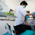 Rodzic może zaoszczędzić na leczeniu zębów dziecka. Opieka jest, problemem są pieniądze