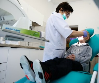 Rodzic może zaoszczędzić na leczeniu zębów dziecka. Opieka jest, problemem są pieniądze