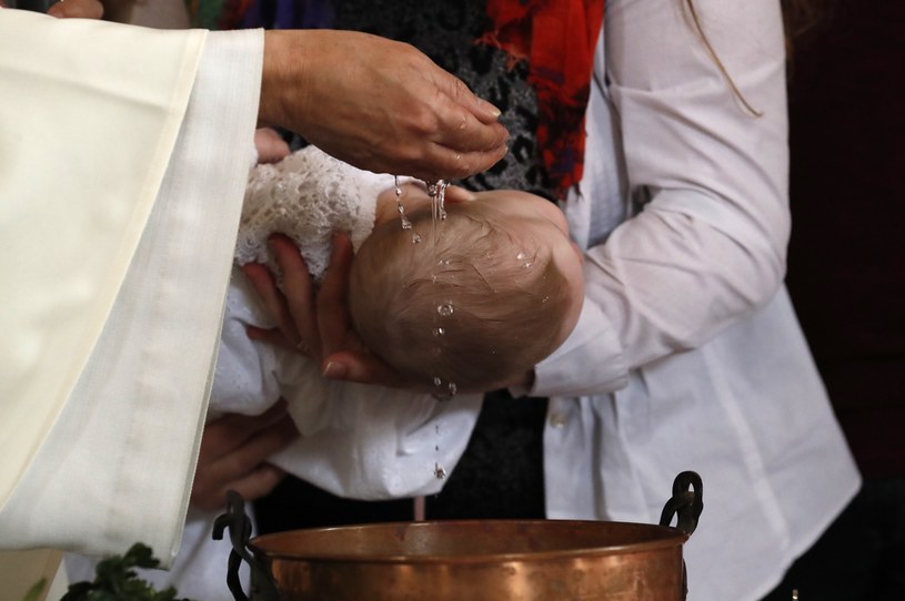 Rodzice coraz częściej zwlekają z ochrzczeniem dziecka /Getty Images