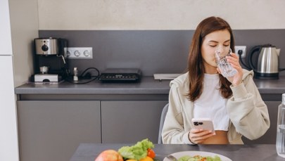 Rodzice dają zły przykład. Smartfony przy posiłku to błąd