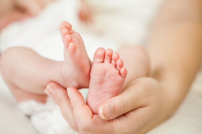 Rodzice dzieci urodzonych przedwcześnie mają prawo m.in. do opieki pielęgnacyjnej tj. bycia w szpitalu przy dziecku /123RF/PICSEL