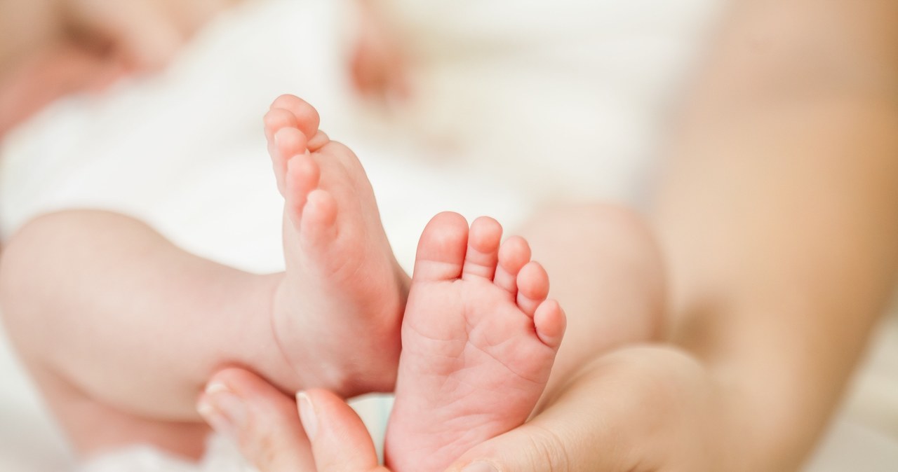 Rodzice dzieci urodzonych przedwcześnie mają prawo m.in. do opieki pielęgnacyjnej tj. bycia w szpitalu przy dziecku /123RF/PICSEL