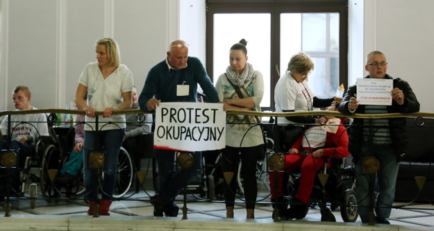 Rodzice i opiekunowie niepełnosprawnych dzieci podczas protestu w Sejmie /PAP/Tomasz Gzell /PAP