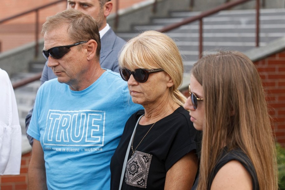 Rodzice i siostra zmarłego Bartosza S. podczas konferencji prasowej w Lubinie /Aleksander Koźmiński /PAP