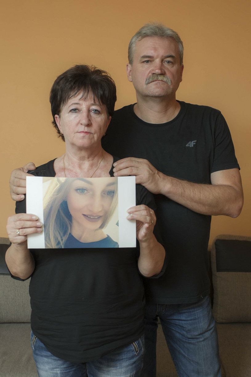 Rodzice Magdaleny Żuk ze zdjęciem córki. /TOMASZ GOLA/East News /East News