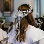 rodzina Rodzice mają dość komunijnego przepychu i rywalizacji. Tak świętują teraz dzieci