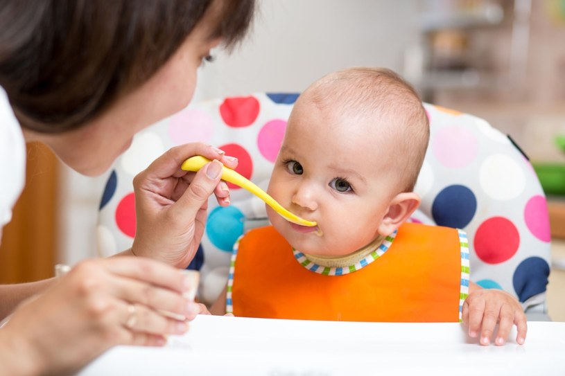 Rodzice mają trudność z zapewnieniem dziecku odpowiedniej ilości składników odżywczych /123RF/PICSEL