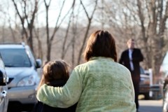 Rodzice na miejscu tragedii w szkole w Newtown