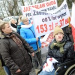 Rodzice niepełnosprawnych dzieci protestują przed KPRM
