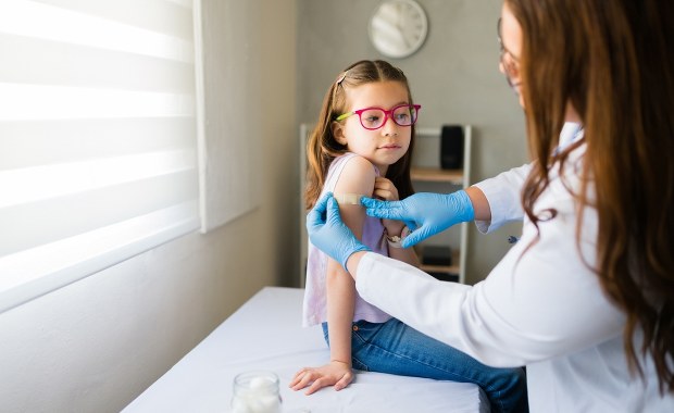 Rodzice odmawiają szczepień? Najnowsze dane GIS