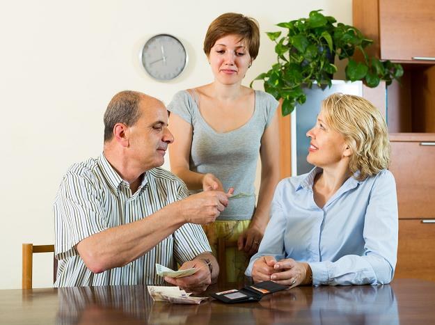Rodzice pomagają ci spłacać kredyt? To nie darowizna /&copy;123RF/PICSEL