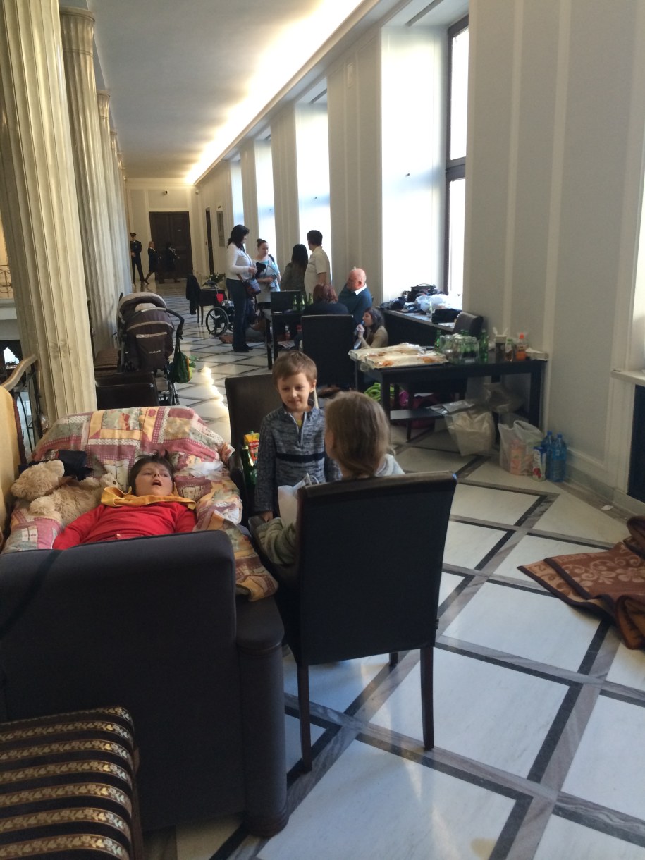 Rodzice protestują w gmachu Sejmu wraz ze swoimi niepełnosprawnymi dziećmi /Krzysztof Zasada /RMF FM