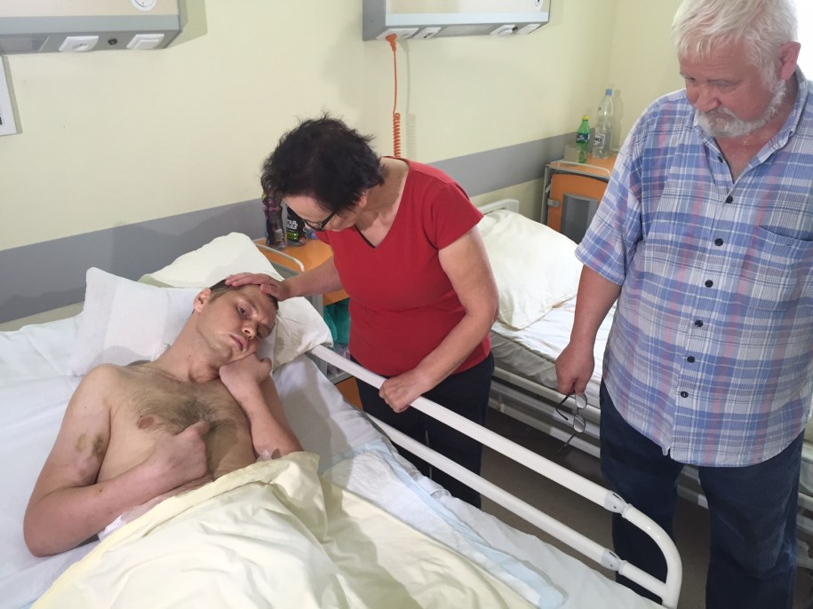 Rodzice przy łóżku wybudzonego ze śpiączki Tomasza /Piotr Bułakowski /RMF FM