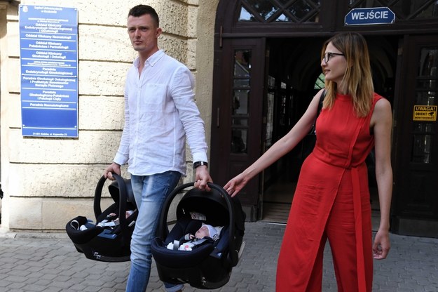 Rodzice sześcioraczków, Klaudia i Szymon Marzec, opuszczają szpital z Tymonem i Filipem /	Jacek Bednarczyk   /PAP