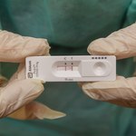 Rodzice trzylatki zakażonej Omikronem z pozytywnym wynikiem testu na koronawirusa