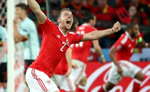 Rodzice walijskiego piłkarza wolą jechać na półfinał Euro niż na ślub jego brata